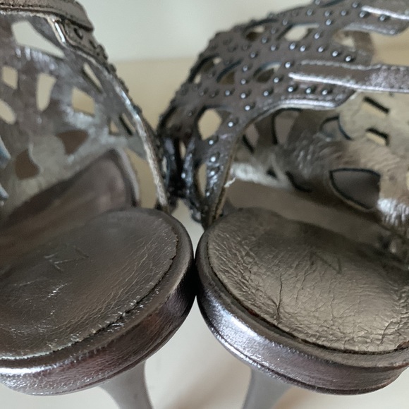 Woman’s shoe pewter - Picture 7 of 8